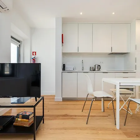 Design And Bright Near Pasteis De Belem Apartman *