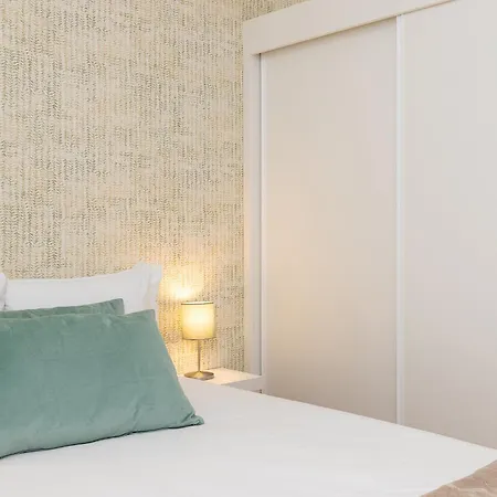 Design And Bright Near Pasteis De Belem Daire *