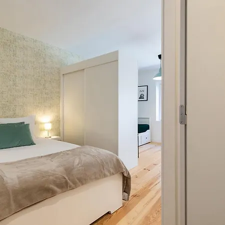 Design And Bright Near Pasteis De Belem Апартаменти Лісабон